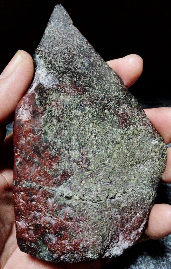 ★サーペンティン原石★赤蛇紋岩【入りコン沢・2面カット・353ｇ】