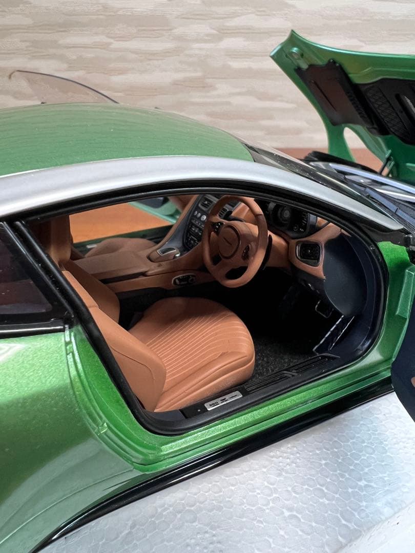 No517 ミニカー1/18箱あり ASTON MARTIN DB11