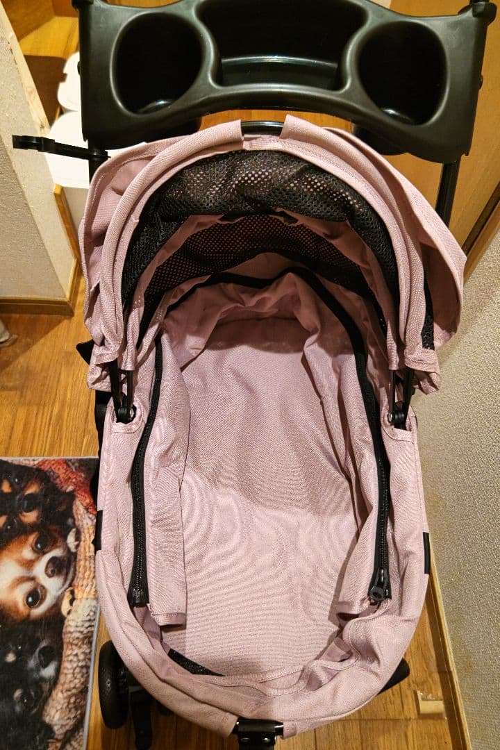 ピンクの犬用ペットカート