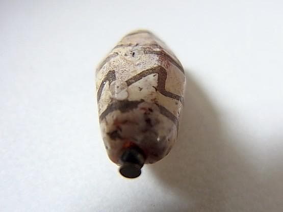 ★G2601★古代ストーンビーズ (A45)クシャン　白い紅玉髄　エッジド