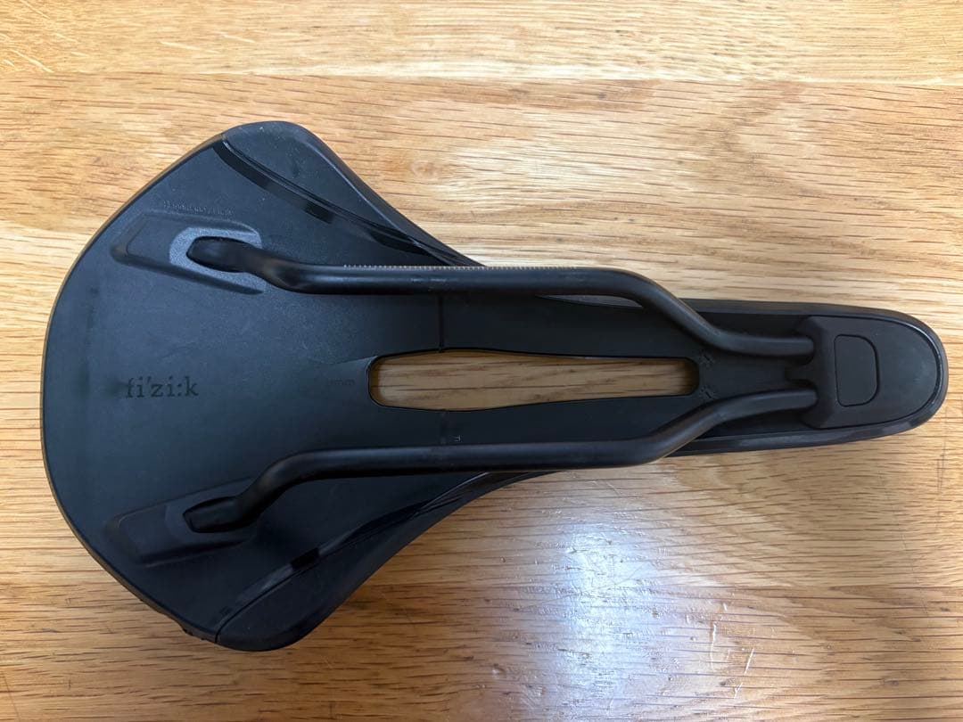 fi'zi:k VENTO ANTARES R5 140mm サドル　黒