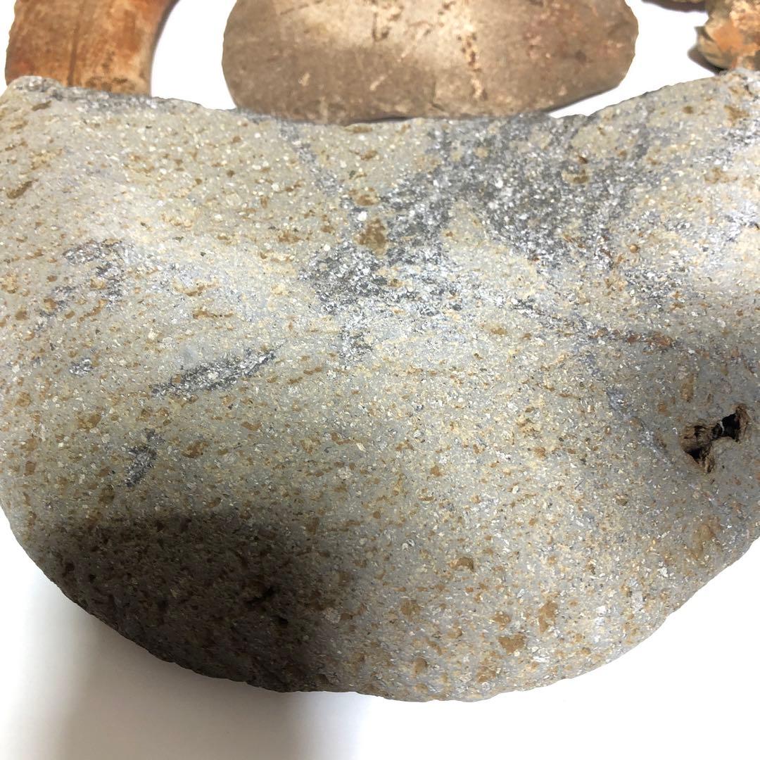 縄文時代の石皿、石斧、土器破片