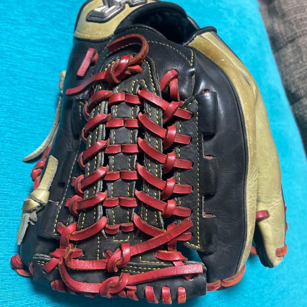 軟式グローブ 黒と赤 レースアップ