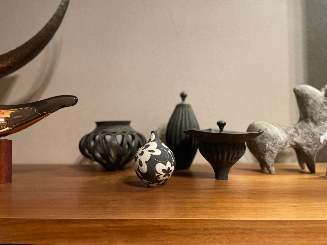 伊藤剛俊　黒と白の花柄一輪挿し