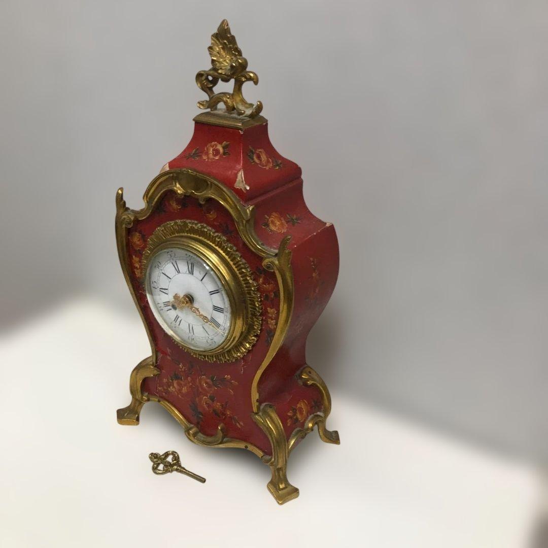 送料無料 アンティーク風 置時計 手巻き式 花模様 ゴールド装飾 251104