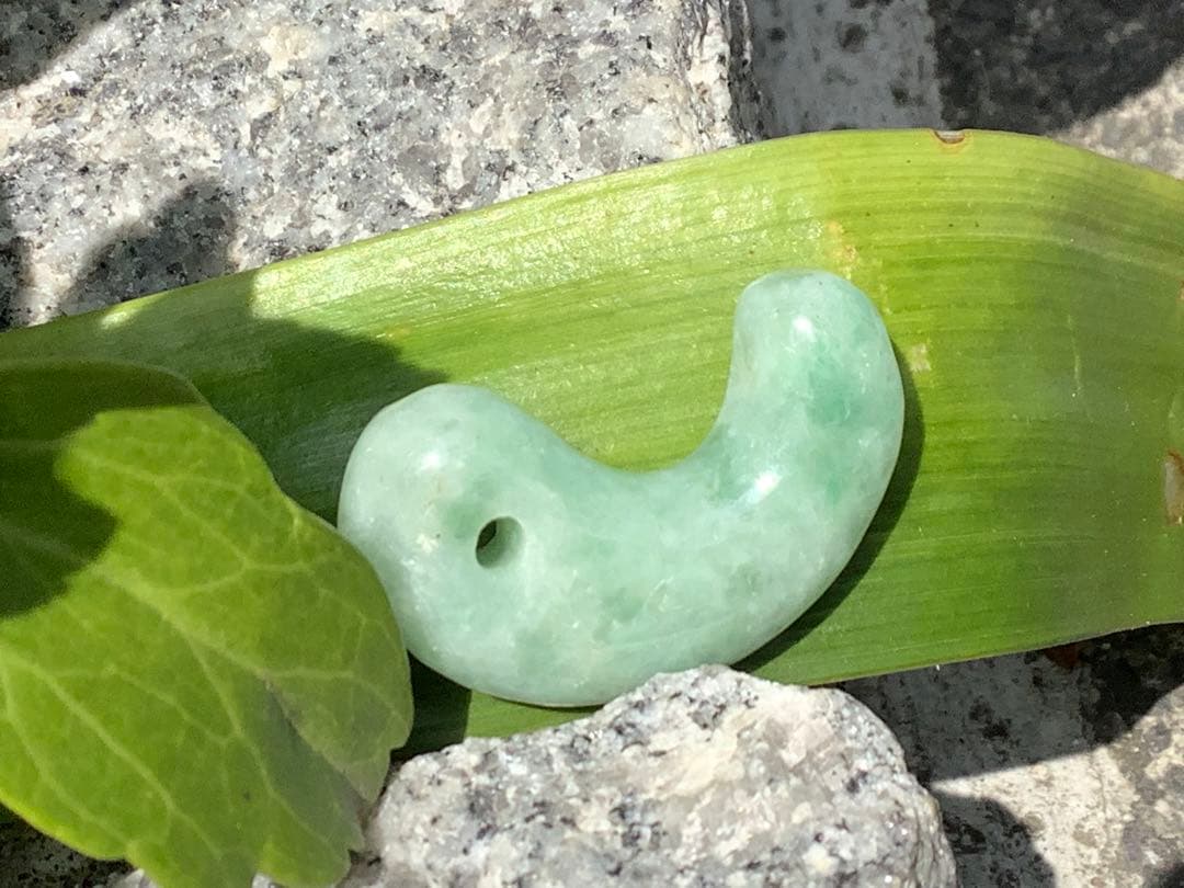 自信の安価お値段‼️自信の品質‼️ 糸魚川翡翠*緑*人気の平塚古墳型勾玉　鑑別書付‼️