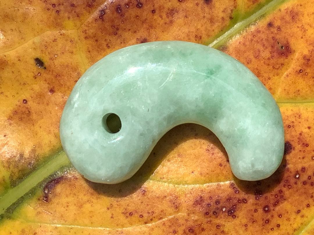 自信の安価お値段‼️自信の品質‼️ 糸魚川翡翠*緑*人気の平塚古墳型勾玉　鑑別書付‼️