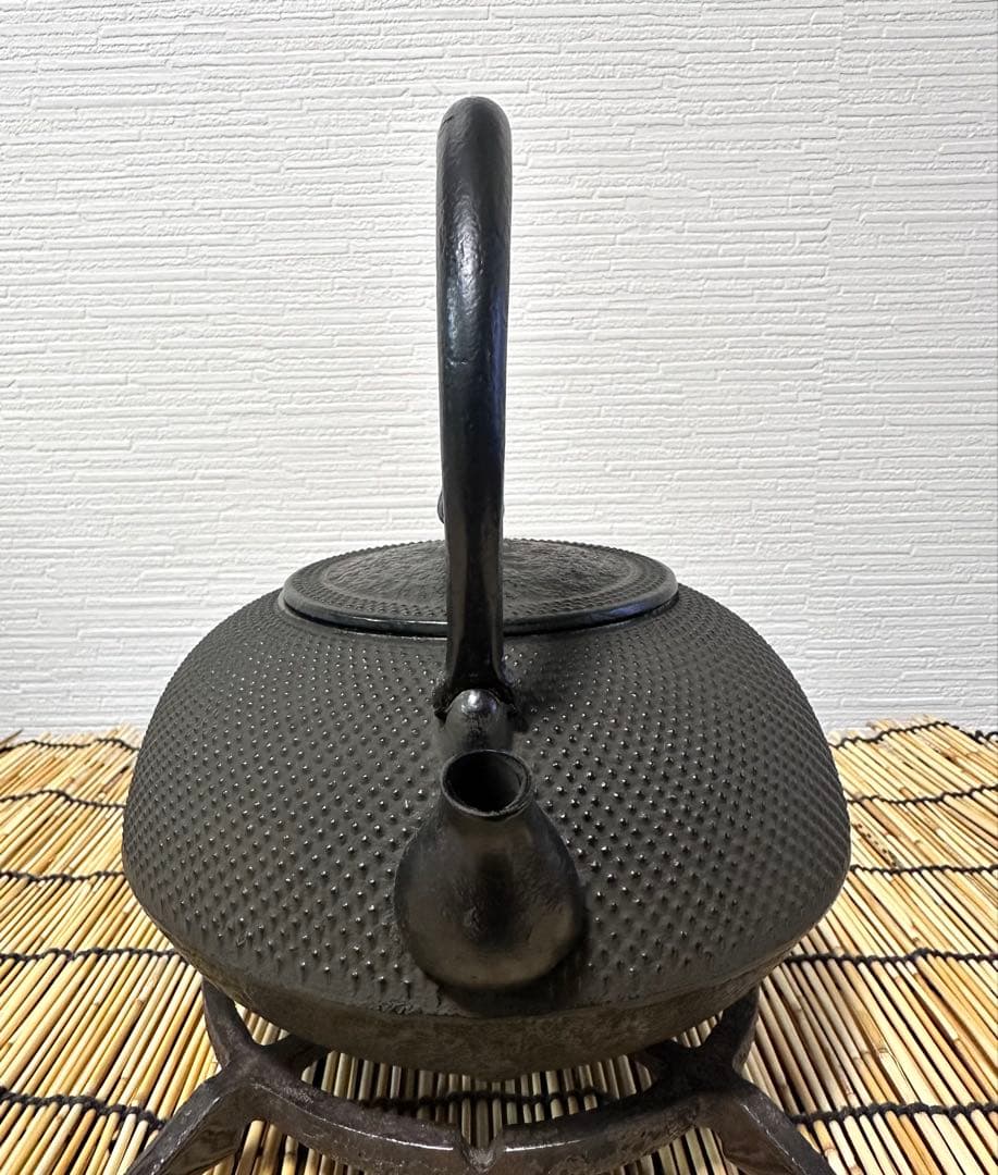 未使用、付属品付 南部盛栄堂販売 南部秀山 佐藤 勝弘作 １５型アラレ 鉄瓶