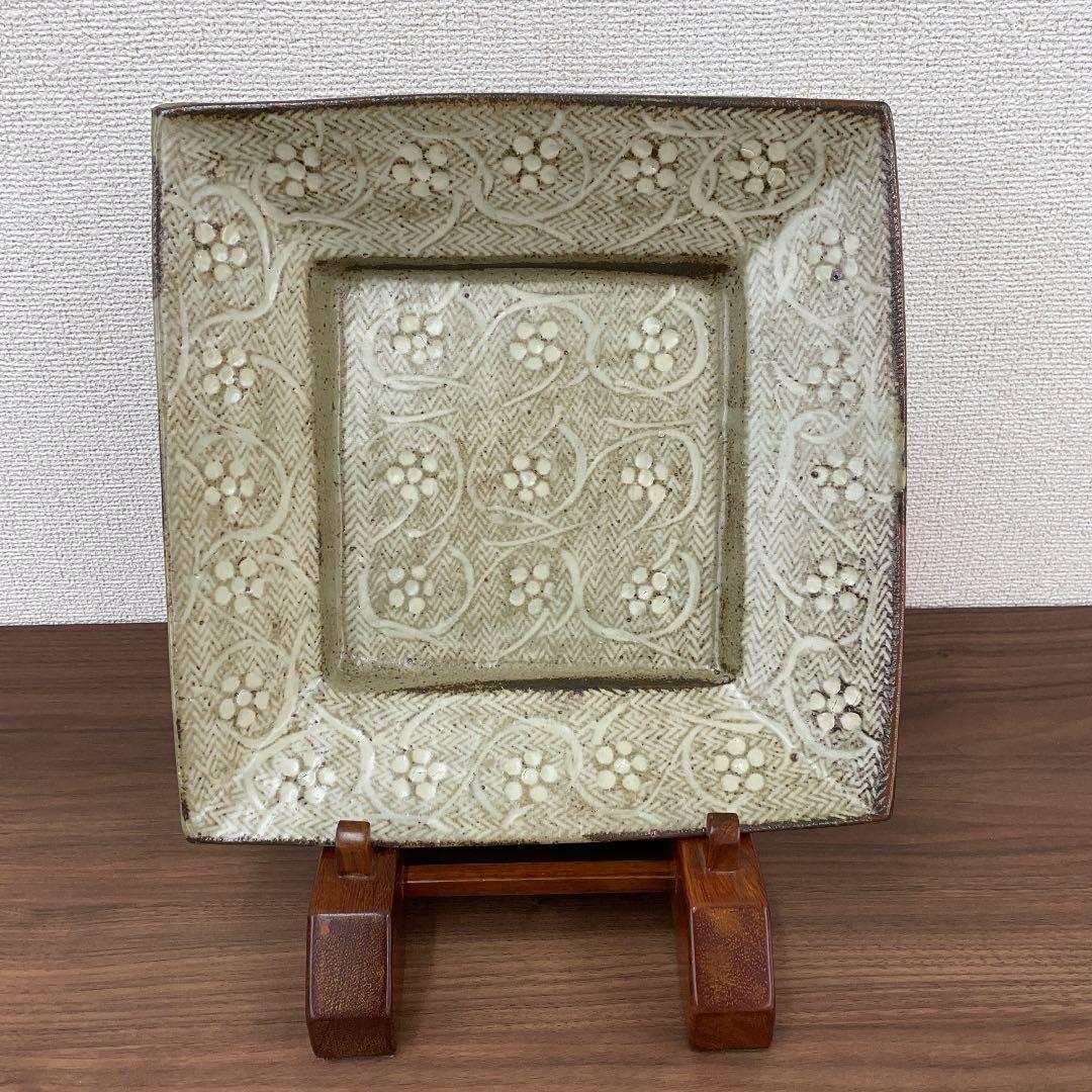 【人間国宝】島岡達三 地釉象嵌 唐草文角皿 (径28cm)