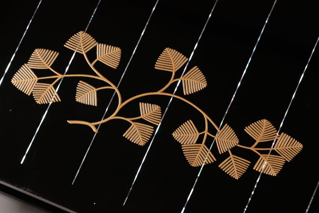 加賀蒔絵師 小松芳光作 松紋様 金蒔絵 螺鈿 黒塗卓 共箱 平卓 花台 M960