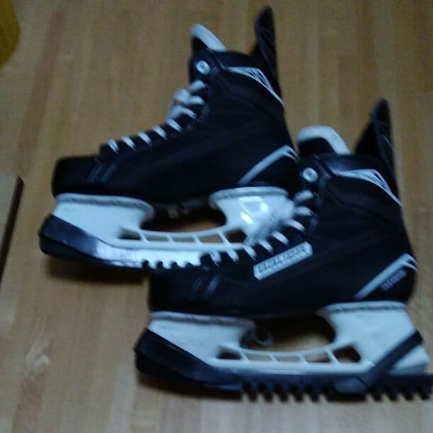 カナダノアイスホッケ靴bauer会社の正規品です。