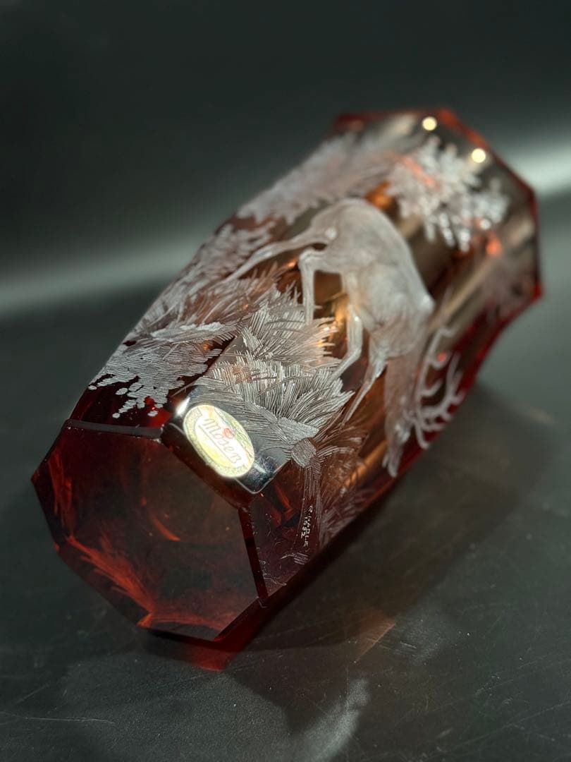 モーゼル クリスタル　赤色　鹿彫刻　八角形　花瓶
