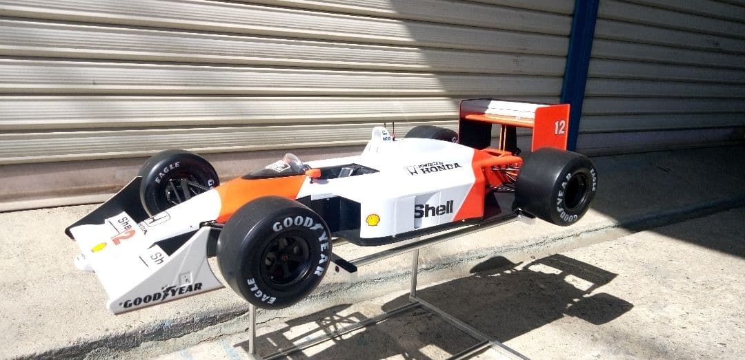 McLaren Honda MP4/4スケールモデル 1/8