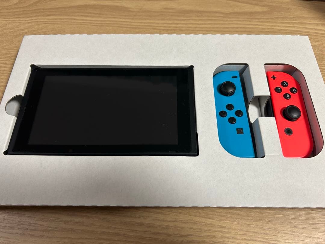 Nintendo Switch 本体 & 持ち運びケース