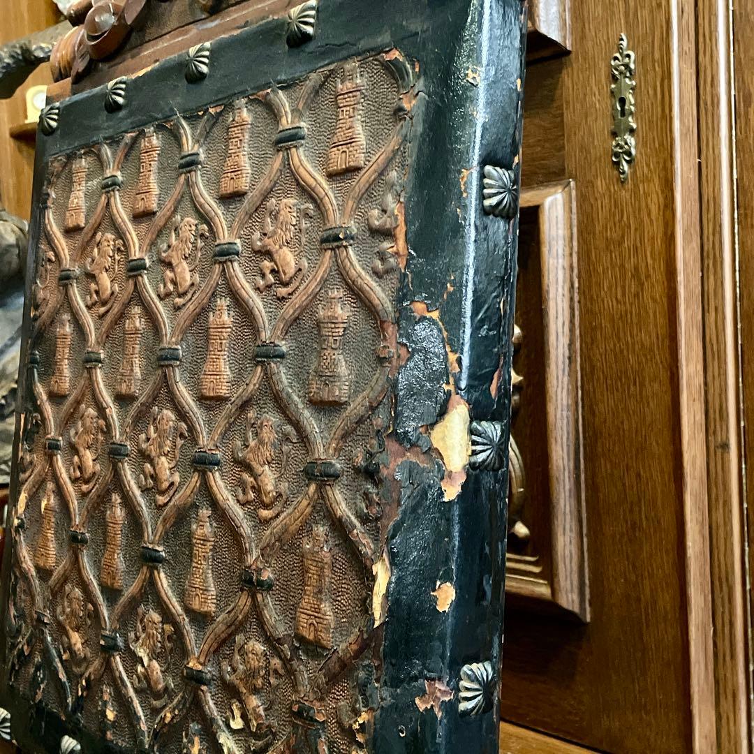 r107 スペイン製 本革型押し 迫力のある力強い印象のアンティークチェア4脚