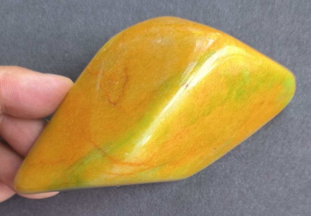 あ〜きゃん♬ ミャンマー産黄本翡翠（ジェダイト）の原石（356ｇ）