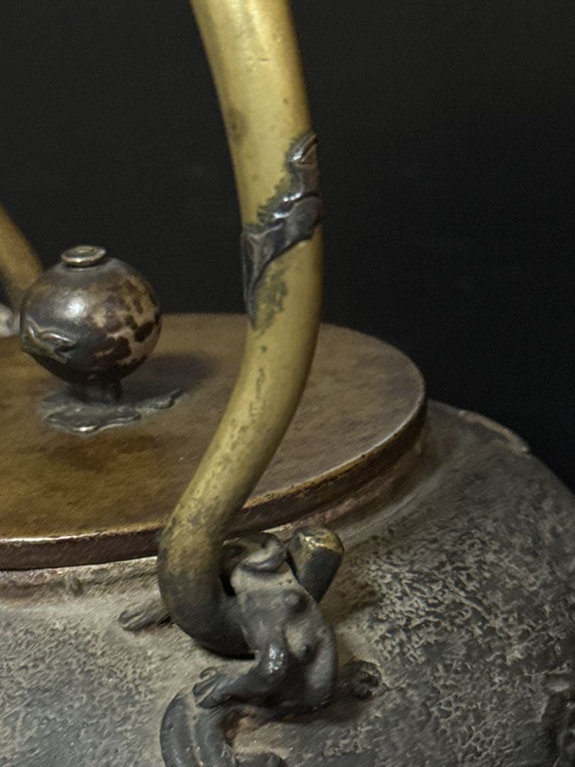 極上 中期 亀文堂 日本亀文 楼閣山水千鳥銀象嵌 蝙蝠象嵌提手 鉄瓶 茶道具