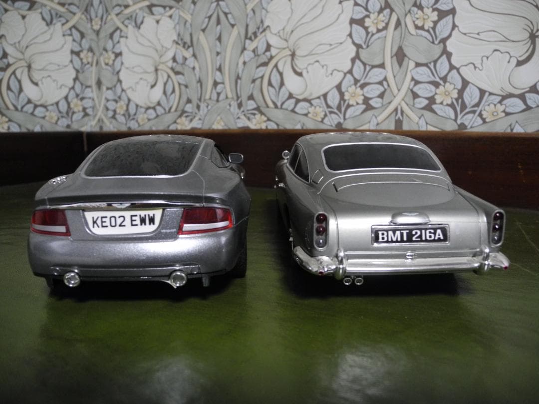 【ギミック満載】アストンマーチン DB5 & V12 Vanquish の２台