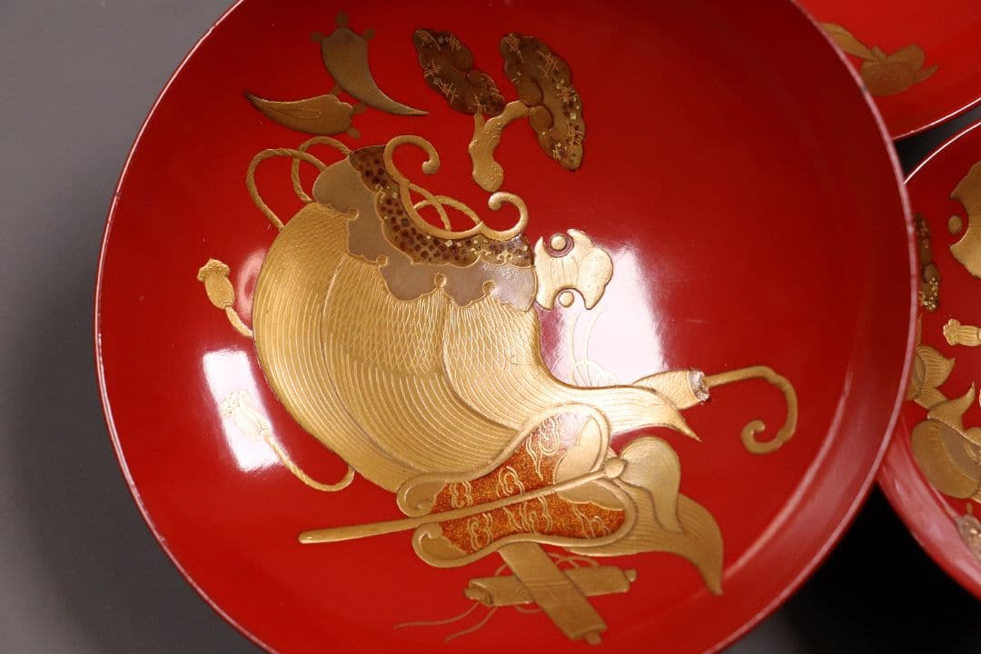 時代木製漆器 宝尽くし 朱塗三ッ組杯 鶴亀松竹梅 黒高台 金蒔絵 MA342