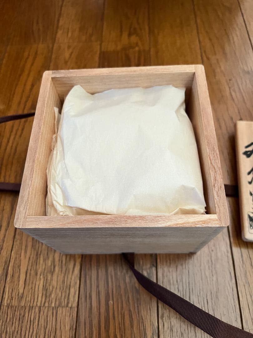 虎渓山水月窯　梅絵茶碗