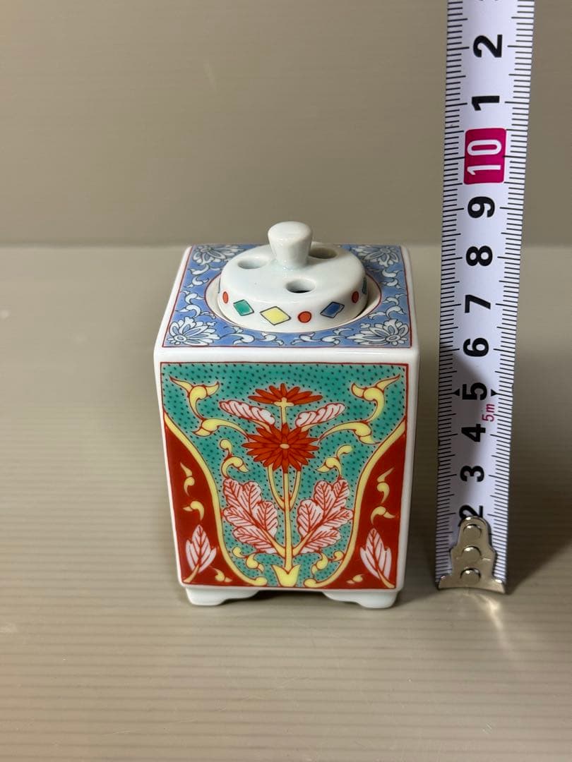 2277  伊万里徳右衛門　錦菊花文角香炉