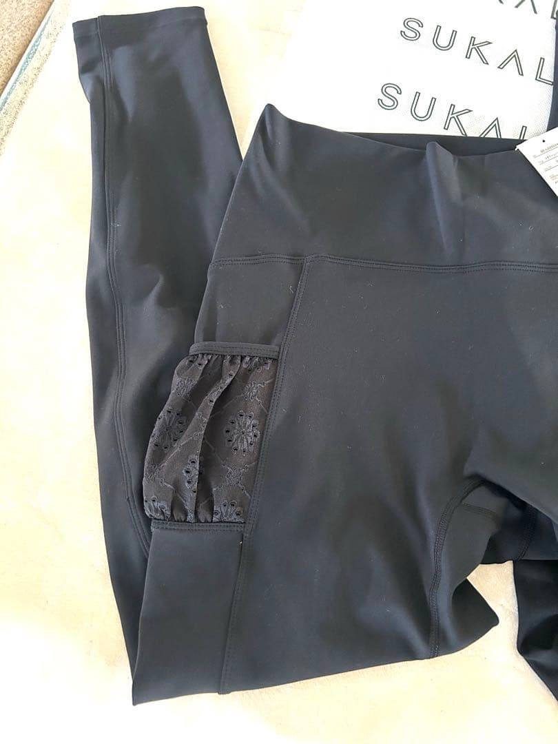 新品　SUKALAフラワーレースレギンスM パイピングされたレースのポケット