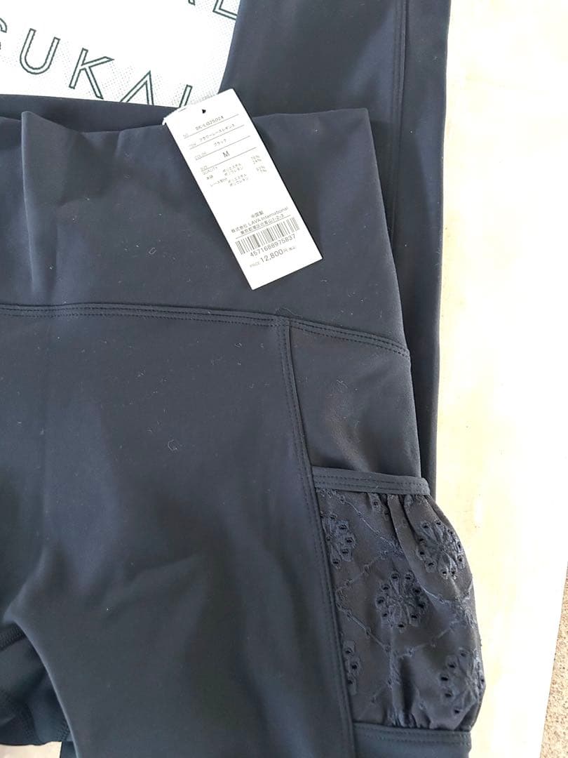 新品　SUKALAフラワーレースレギンスM パイピングされたレースのポケット