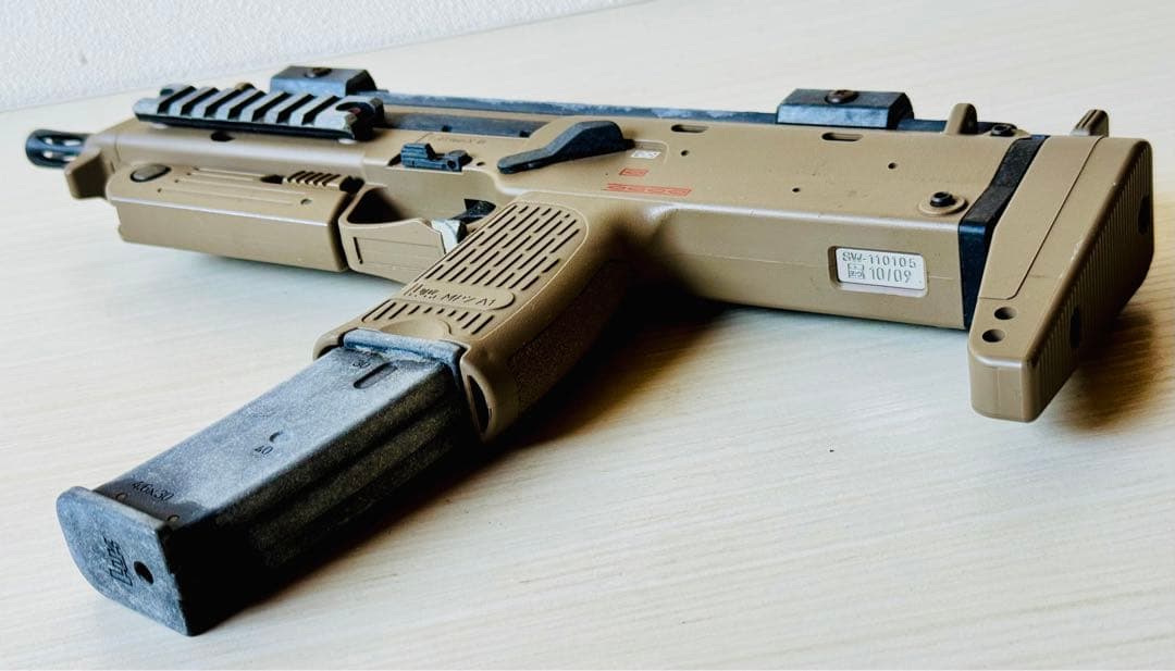 h*e様 東京マルイ ガスブローバック MP7A1 TAN　本物と同じ重量です
