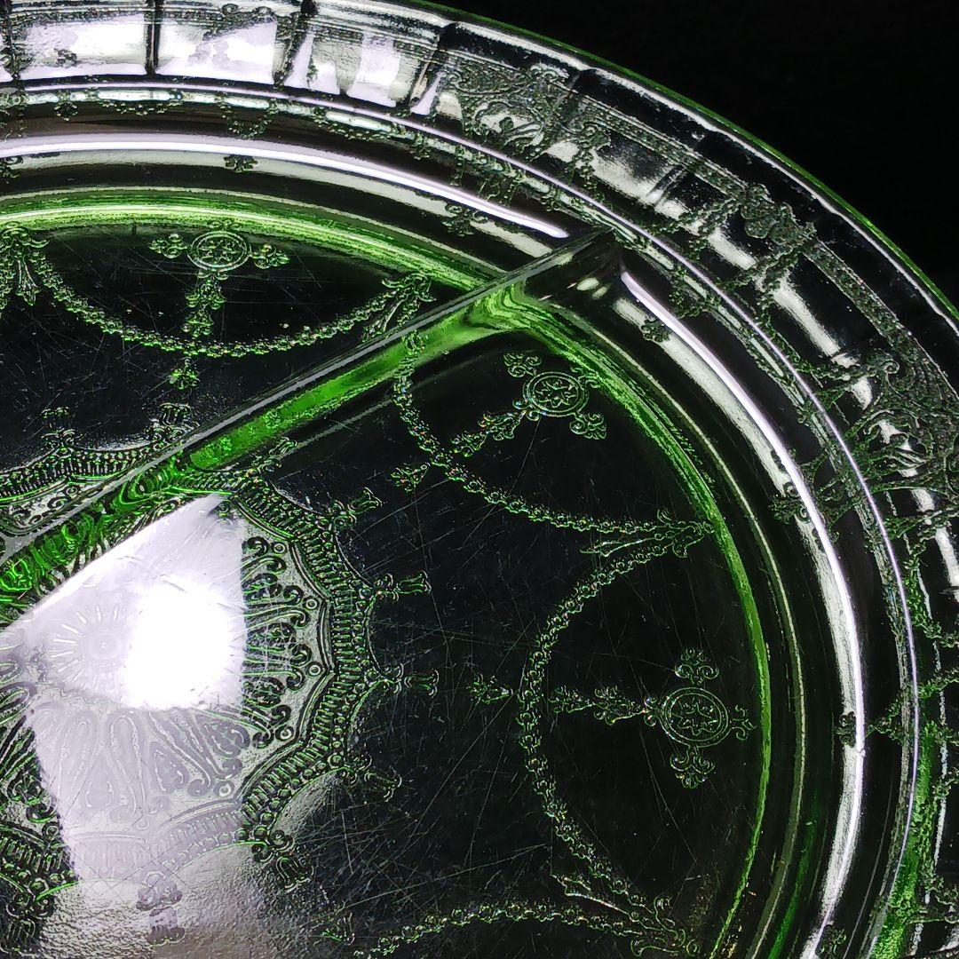 W361-2 昭和レトロ ウランガラス 仕切りランチプレート 古ガラス　FF