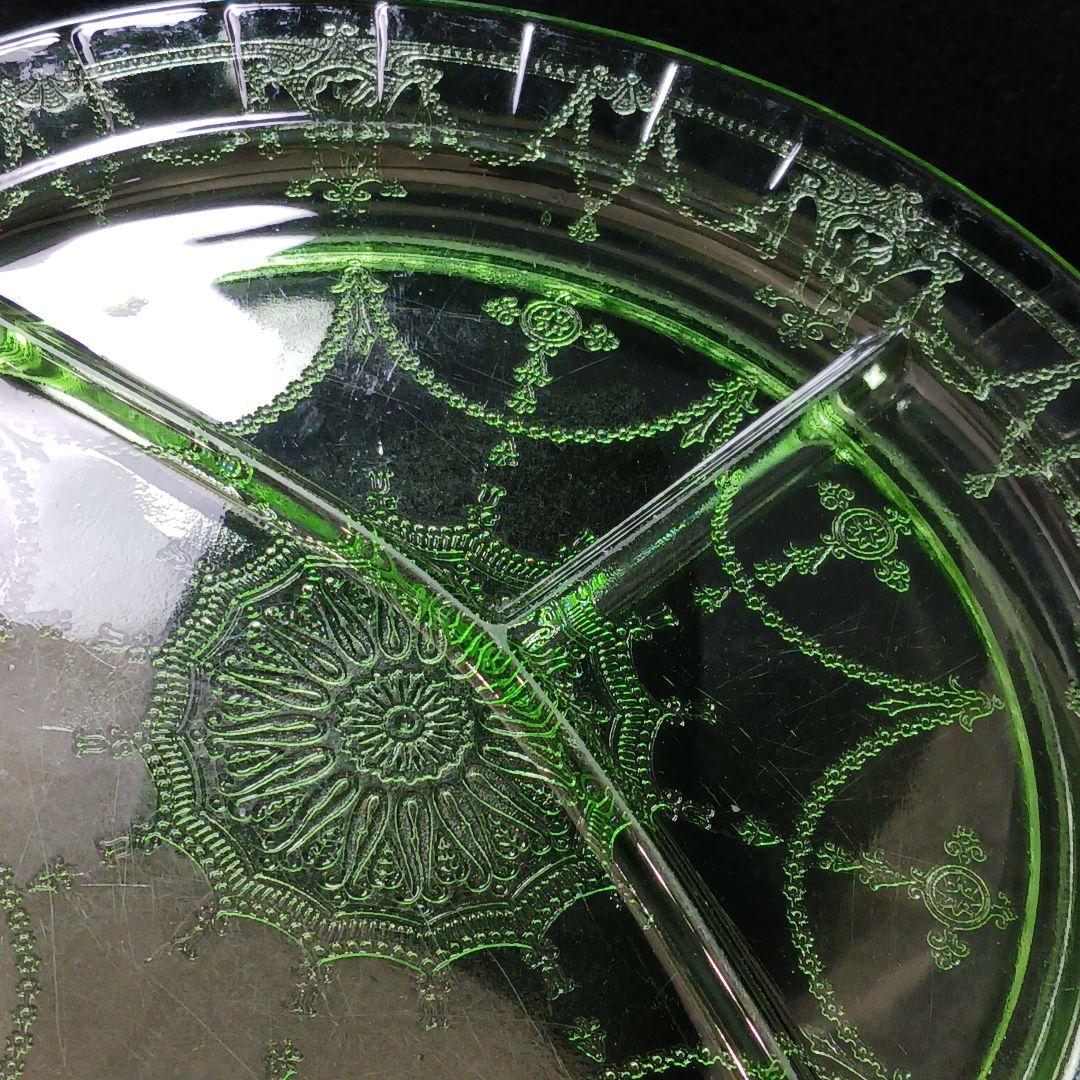 W361-2 昭和レトロ ウランガラス 仕切りランチプレート 古ガラス　FF