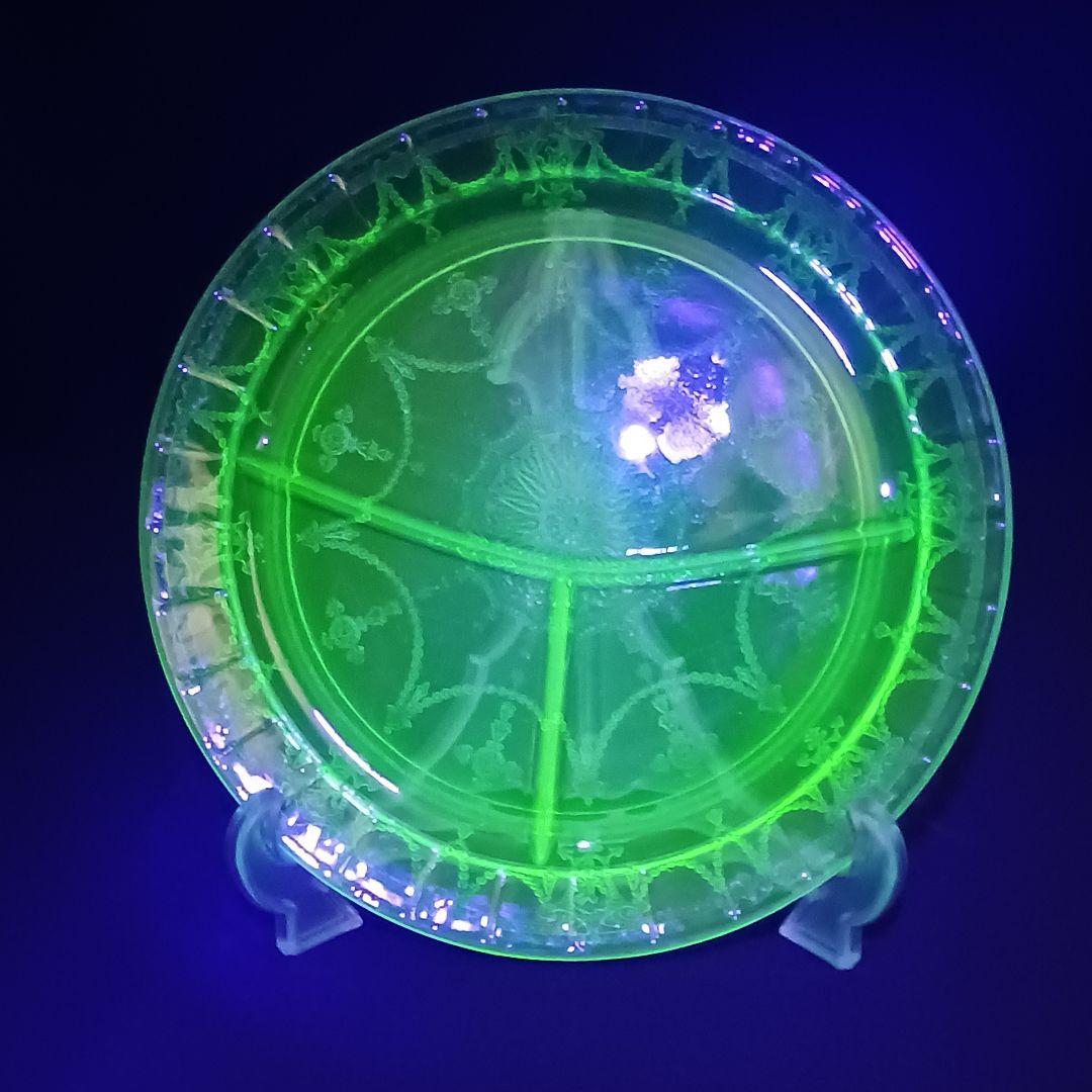 W361-2 昭和レトロ ウランガラス 仕切りランチプレート 古ガラス　FF