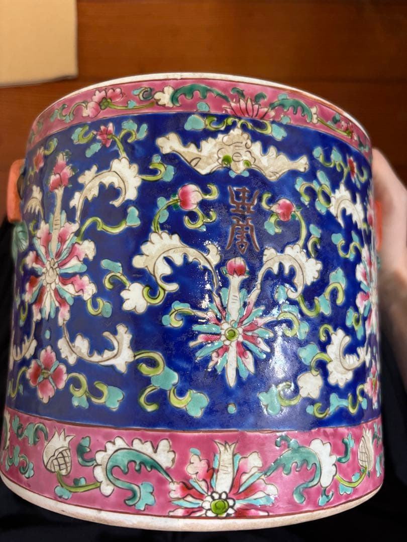 陶器の蓋付き容器