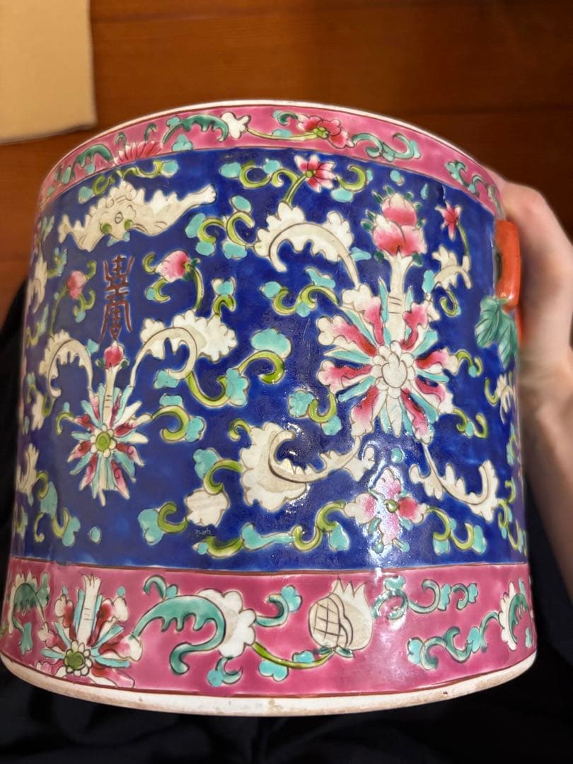 陶器の蓋付き容器