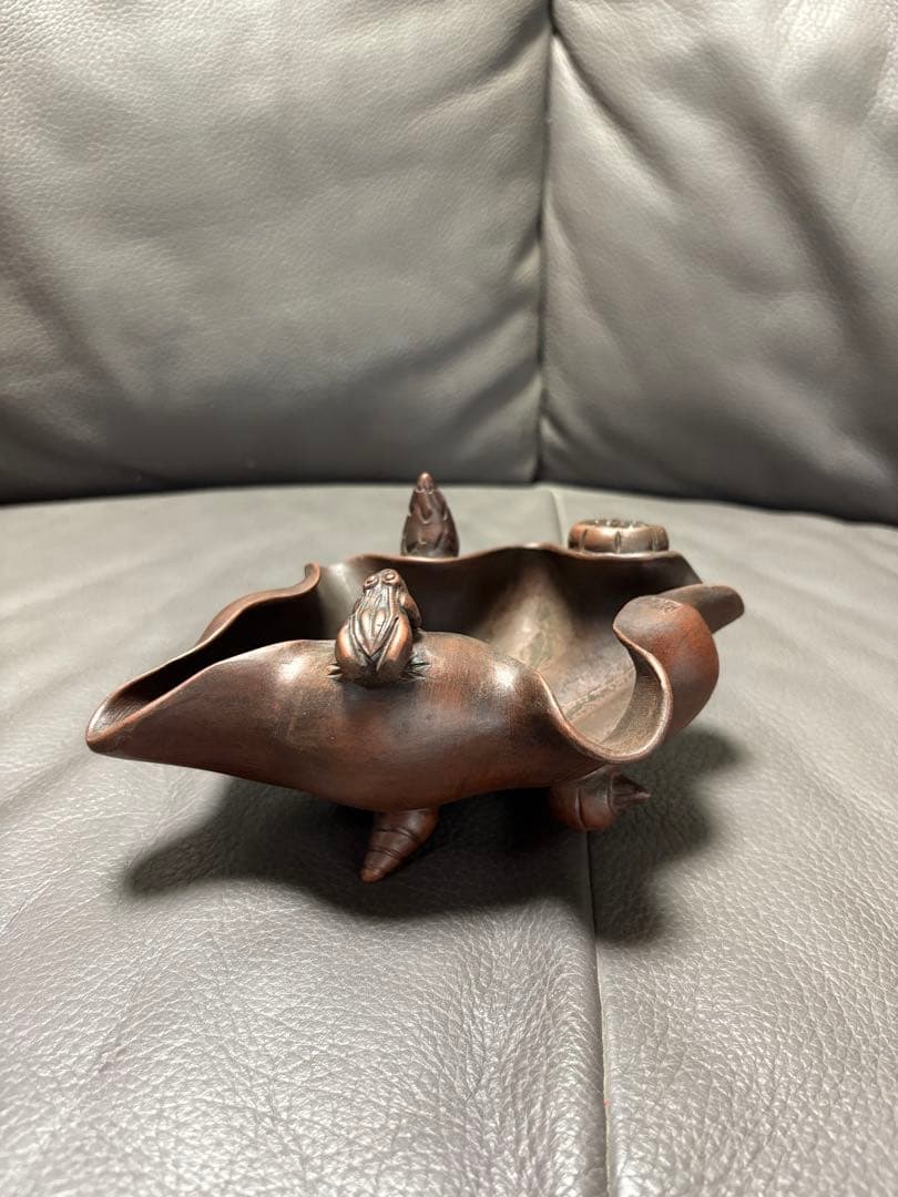 カエルと蓮の葉をモチーフにした置物