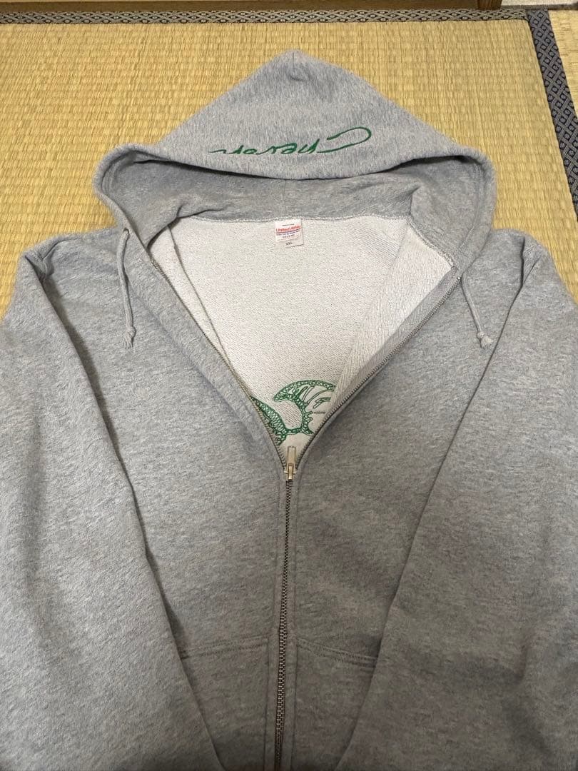 Chevon 【受注生産限定】刺繍ジップパーカー / 緑刺繍 / グレー　XXL