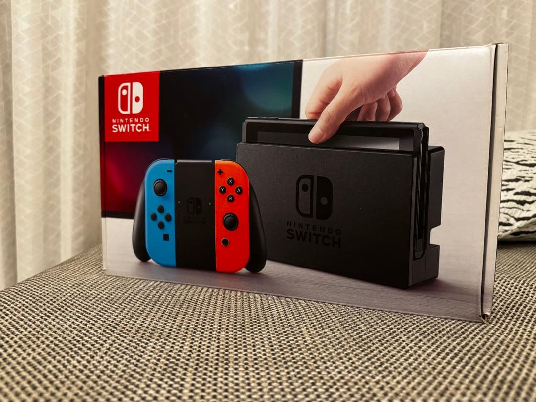 Nintendo Switch本体とキャリングケース