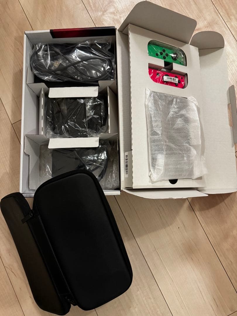 Nintendo Switch本体とキャリングケース