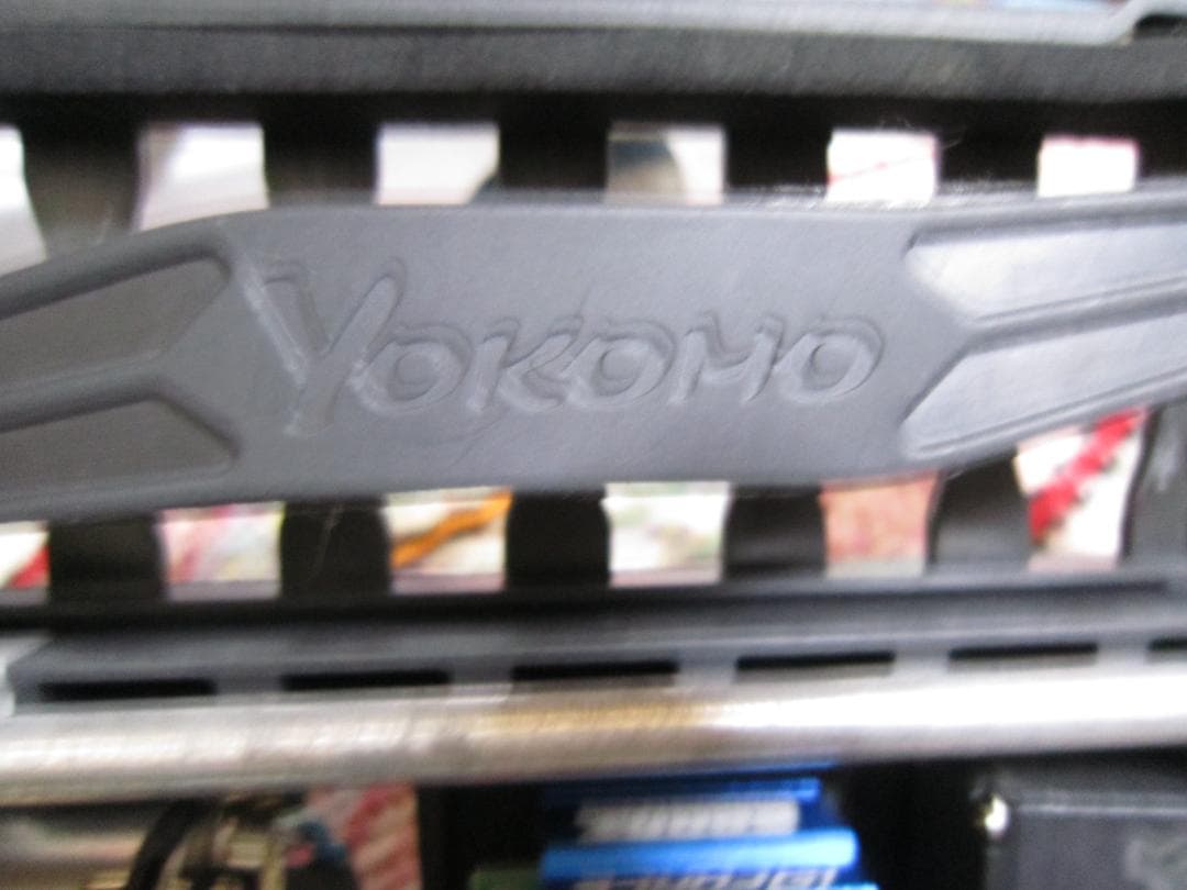 ヴォル　Yokomoって書いてあるラジコンカー　機械とかカバー付いてます