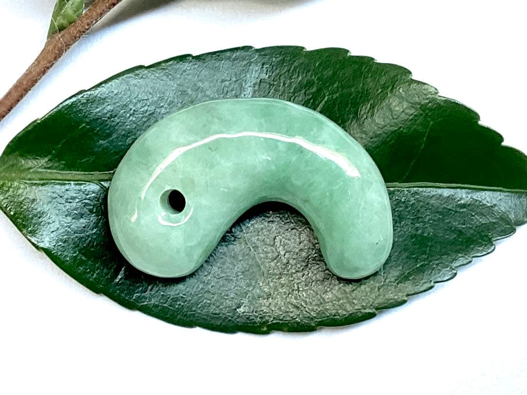 ✳摩訶不思議*開運導き　糸魚川翡翠勾玉*緑色‼️鑑別書付　特別製作の平塚古墳型‼️