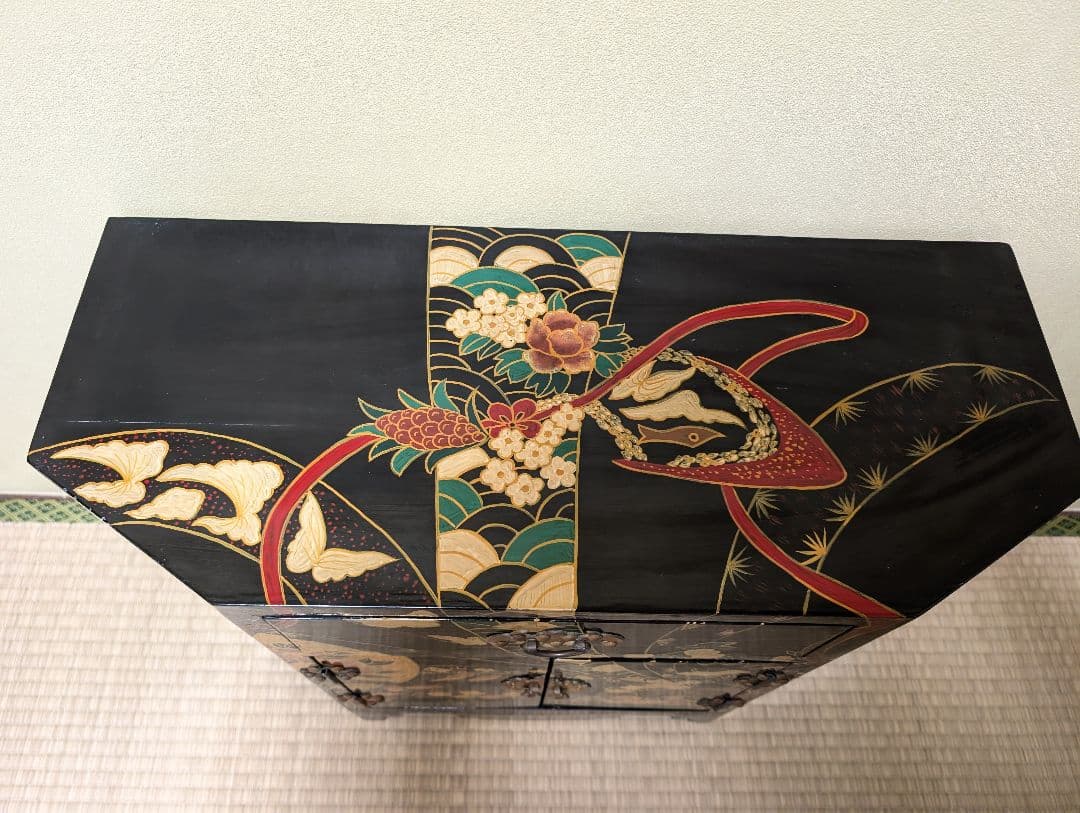 送料込み　黒漆塗りの花鳥風月タンス　キャビネット