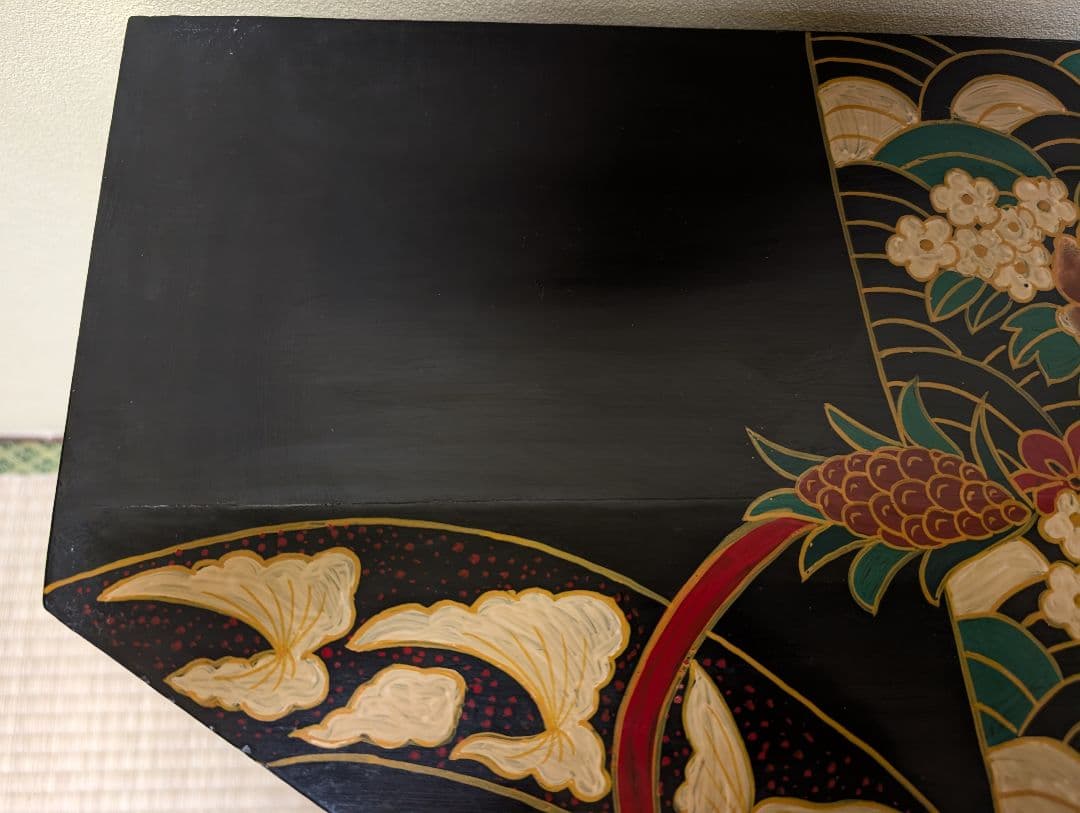 送料込み　黒漆塗りの花鳥風月タンス　キャビネット