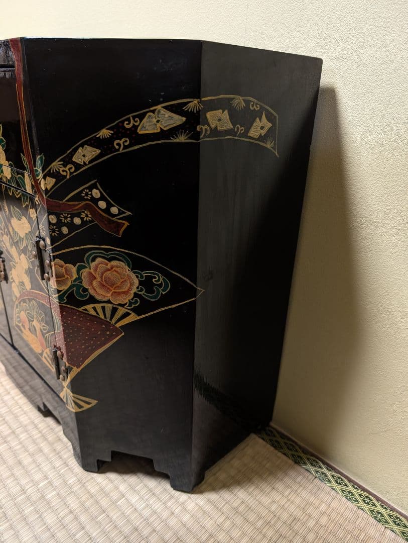送料込み　黒漆塗りの花鳥風月タンス　キャビネット