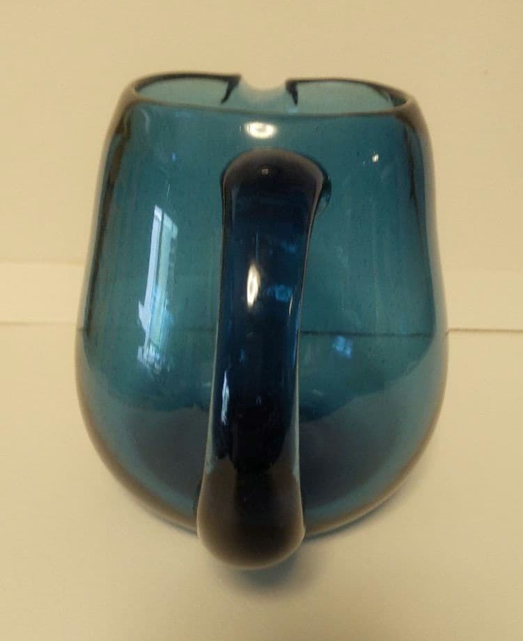 安土忠久さんの大きな藍色ピッチャーです。これから大活躍の季節。