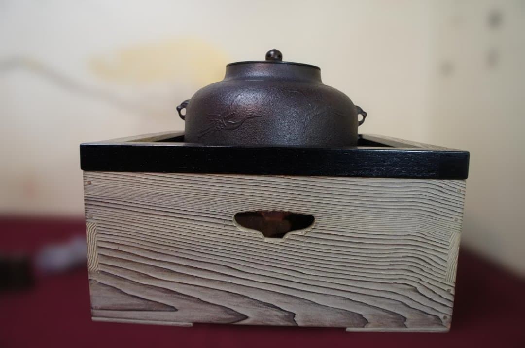 ☆焼杉置炉 在銘 真形釜 釜鐶 置炉用600w炭型電熱器 送料込み