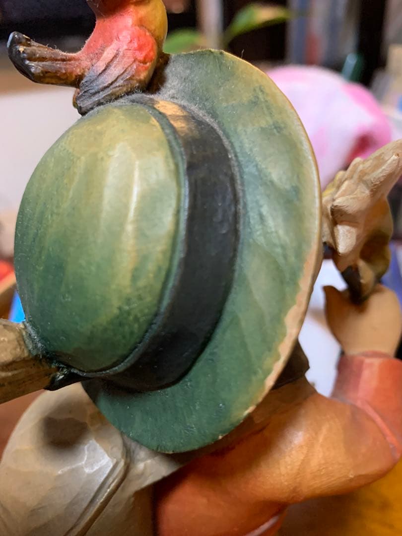 木彫りのANRI製 子供の像 花を持つ