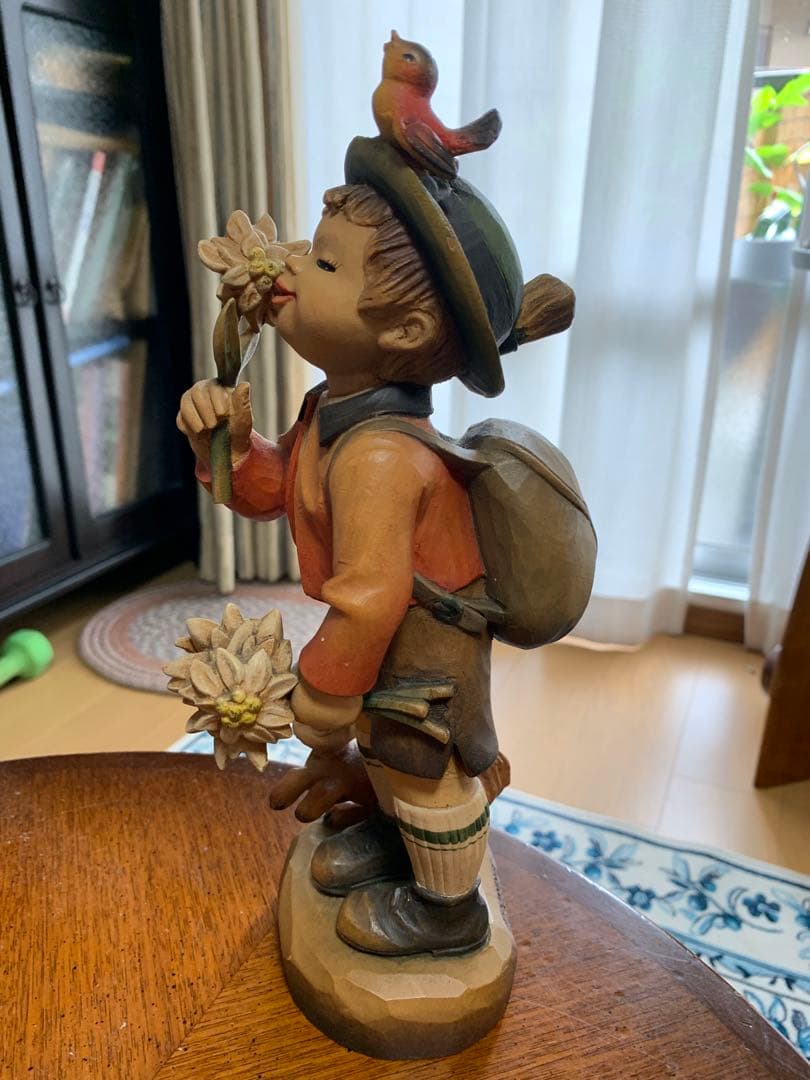 木彫りのANRI製 子供の像 花を持つ