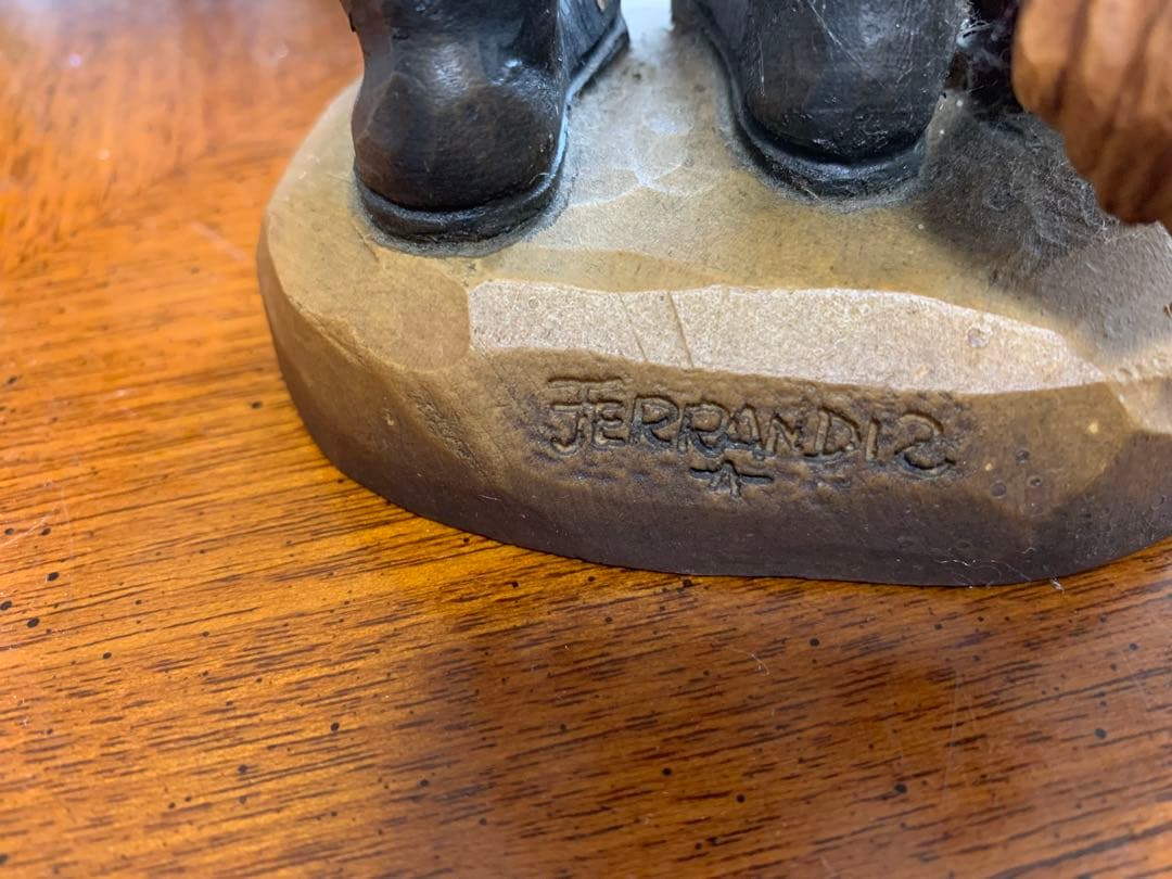 木彫りのANRI製 子供の像 花を持つ