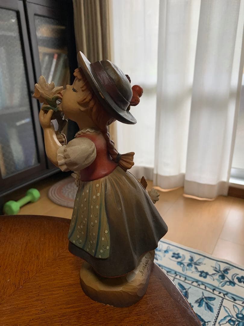 木彫りのANRI製 子供の像 花を持つ