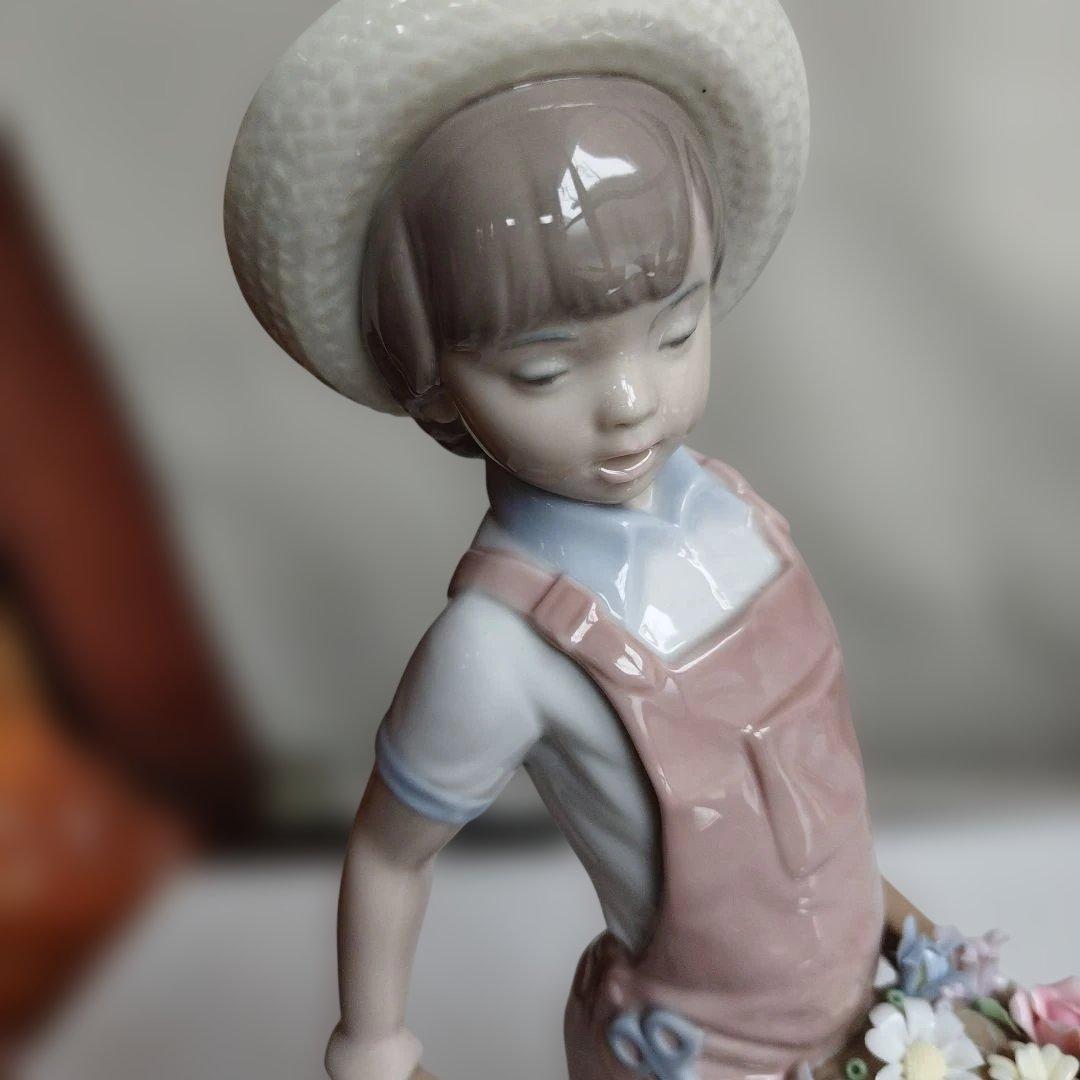 陶器製 子供の像 花手押し車