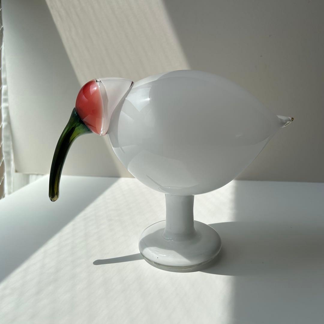 赤と白のガラス製鳥フィギュア